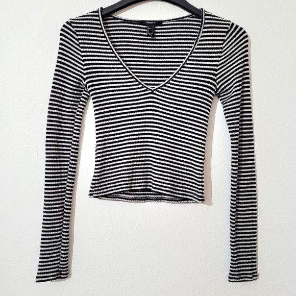 Y2K Womans Forever 21 Stripped Crop Top Size Small very Stretchy Material - Picture 3 of 7